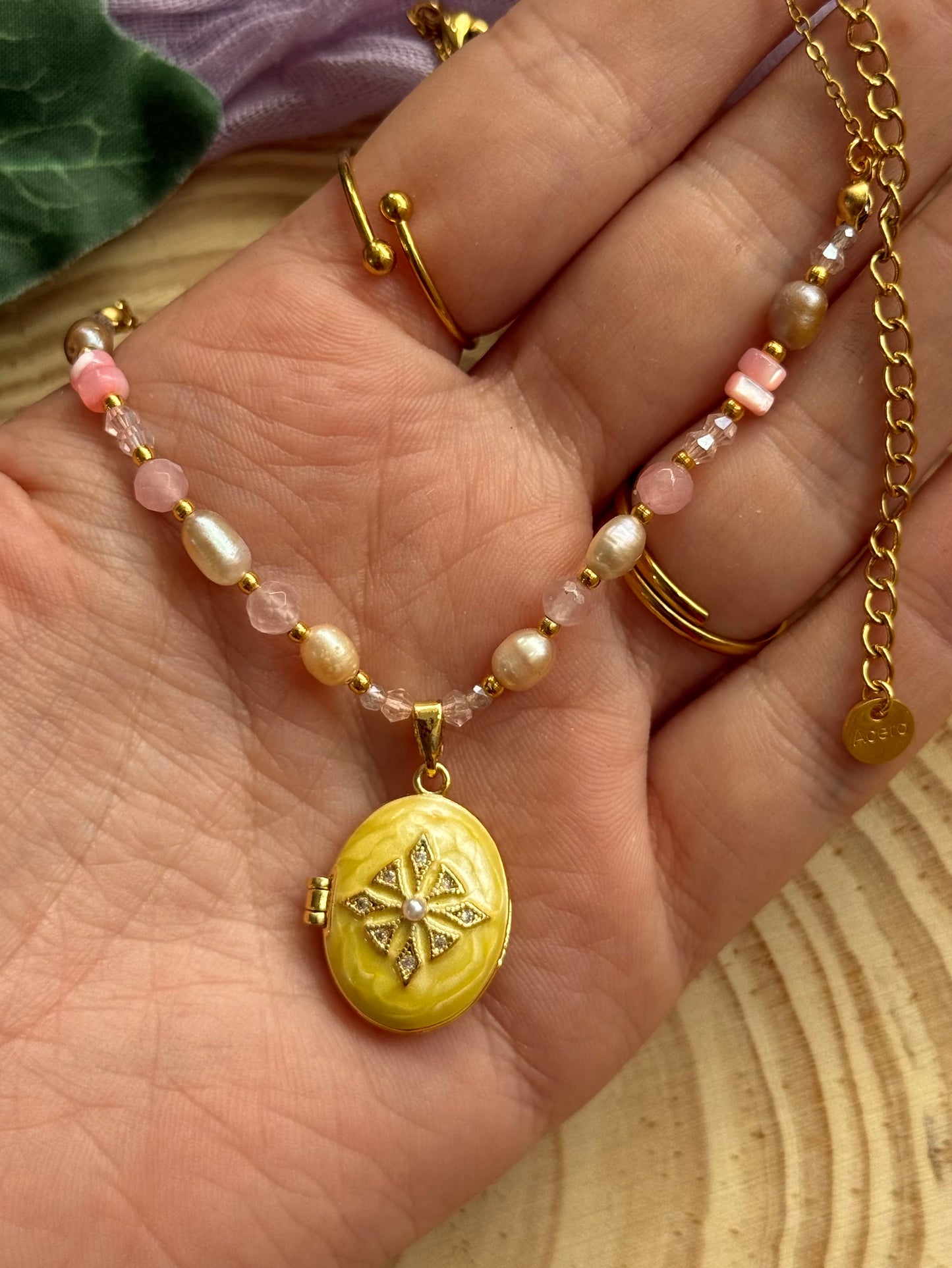 Collar Rosalind 🌸 -  Relicario con Cuarzo Rosa