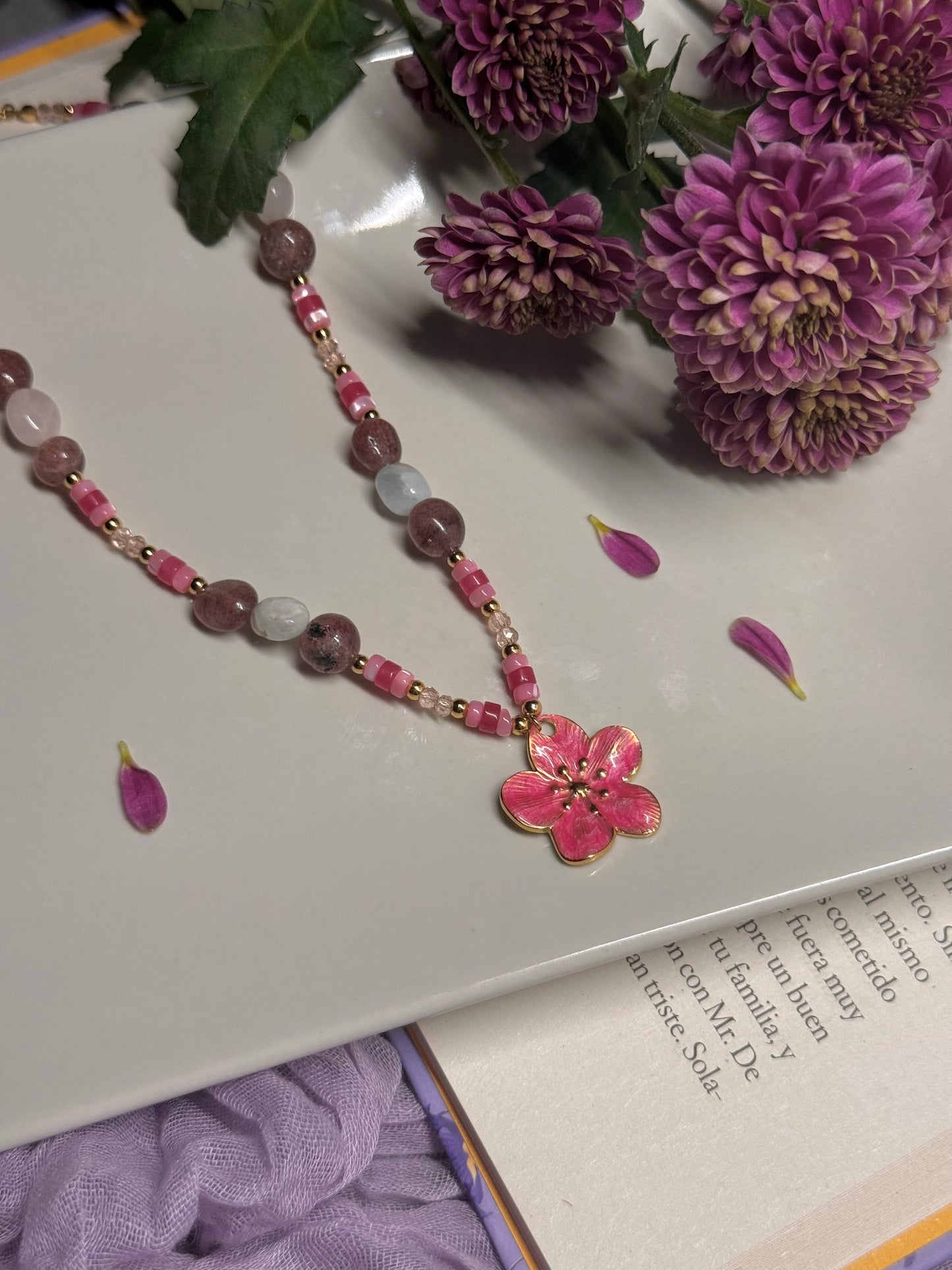 Collar Abeille - Cuarzo Rosa y Fresa